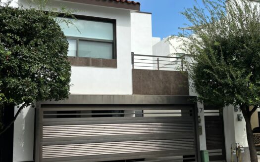 HERMOSA CASA EN RENTA AMUEBLADA Y EQUIPADA EN VIVENZA SAN NICOLAS DE LOS GARZA